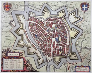 <p>Kaart van <em>Swolla</em> van Johan Bleau uit 1649. De kaart geeft een goed overzicht van de aarden verdedigingswallen die tussen 1606 en 1619 zijn gerealiseerd. Waarschijnlijk ontwierp Adriaen Anthonisz. het plan voor deze stervormige verdediging bestaande uit elf bastions met daartussen zogenaamde courtinewallen. [1649, Johan Bleau, Toonneel der Steden van de Vereenighde Nederlanden, Met hare Beschrijvingen, p. 338 ] </p>
